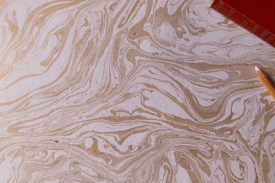 Papier marbr&eacute; Or fond blanc
