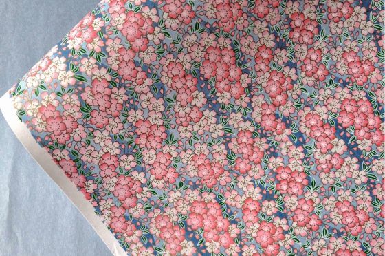 CHIYOGAMI 70g/m² fleurs de cerisier fond bleu