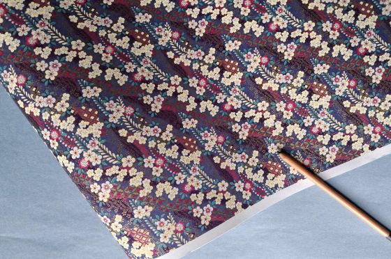 CHIYOGAMI 70g/m² fleurs de cerisier fond violet