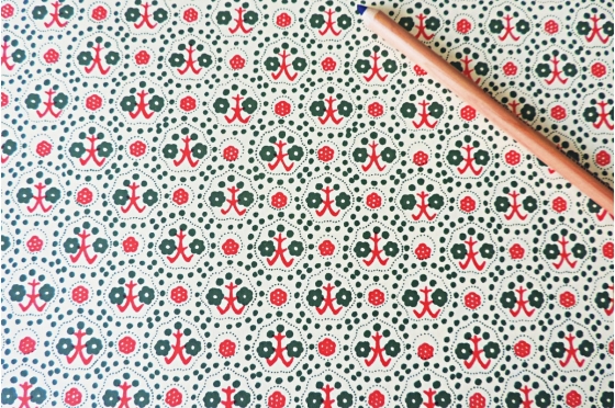 Papier florentin - fleurs rouges grimpantes